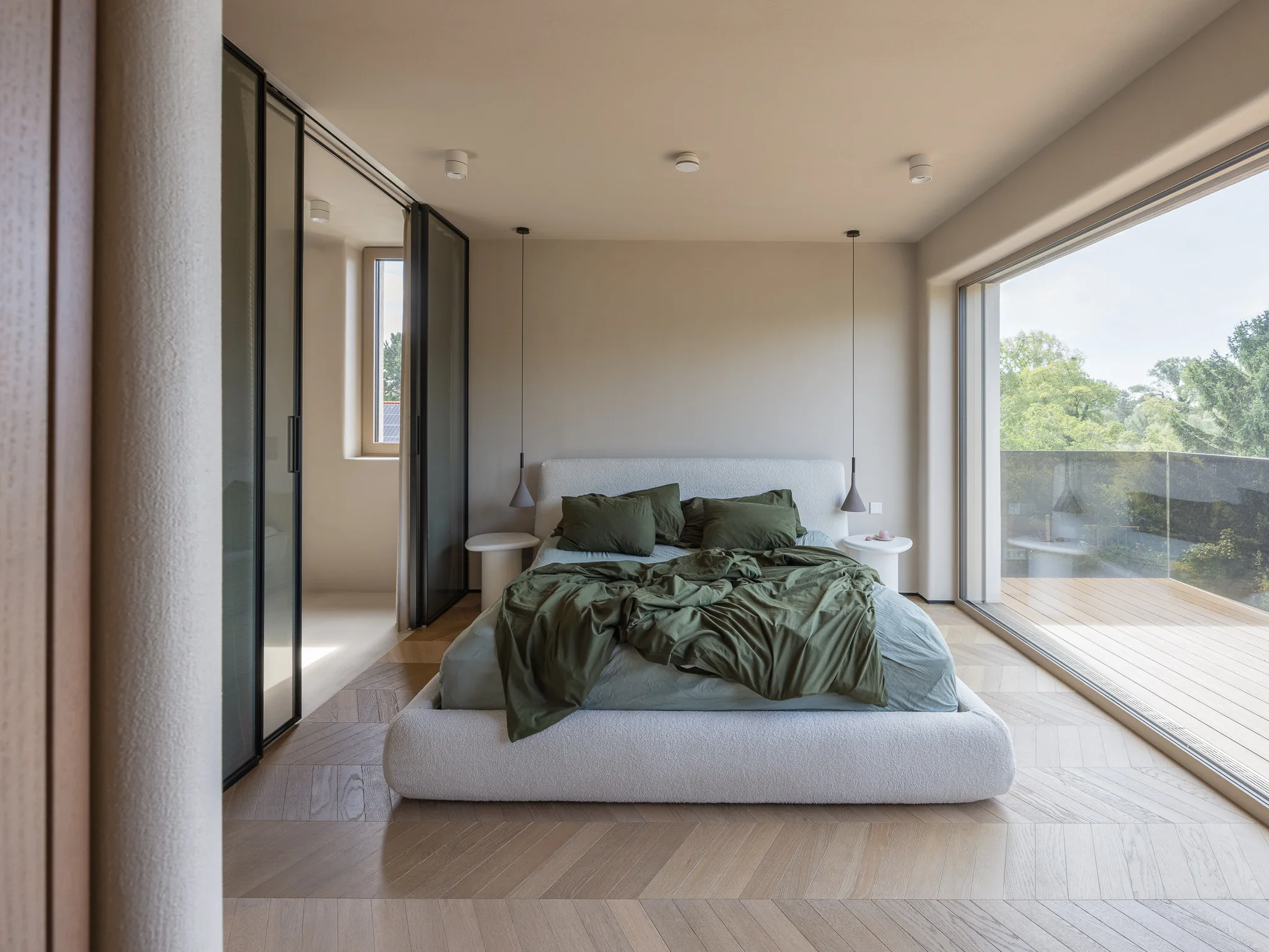 Schlafzimmer mit Holzverkleidung und Blick ins Grüne
