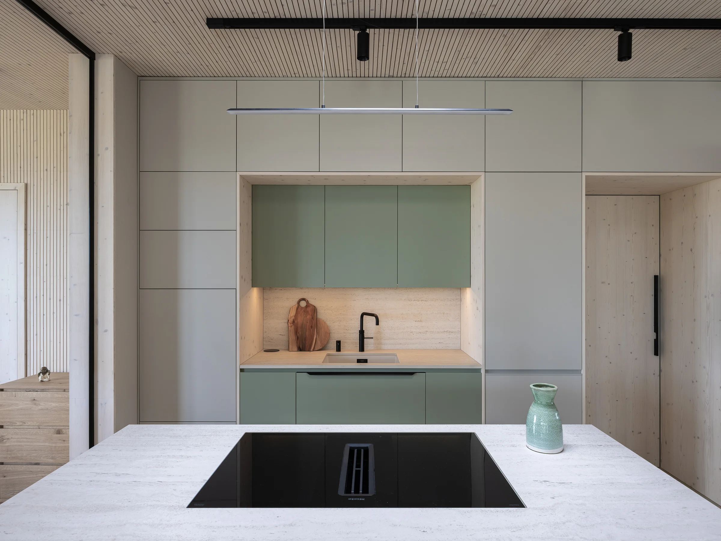 Showroom-Küche mit Salbeigrün und Holz