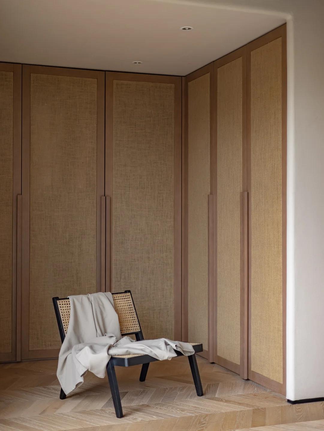 Sitzplatz mit Holzverkleidung im Wohnbereich