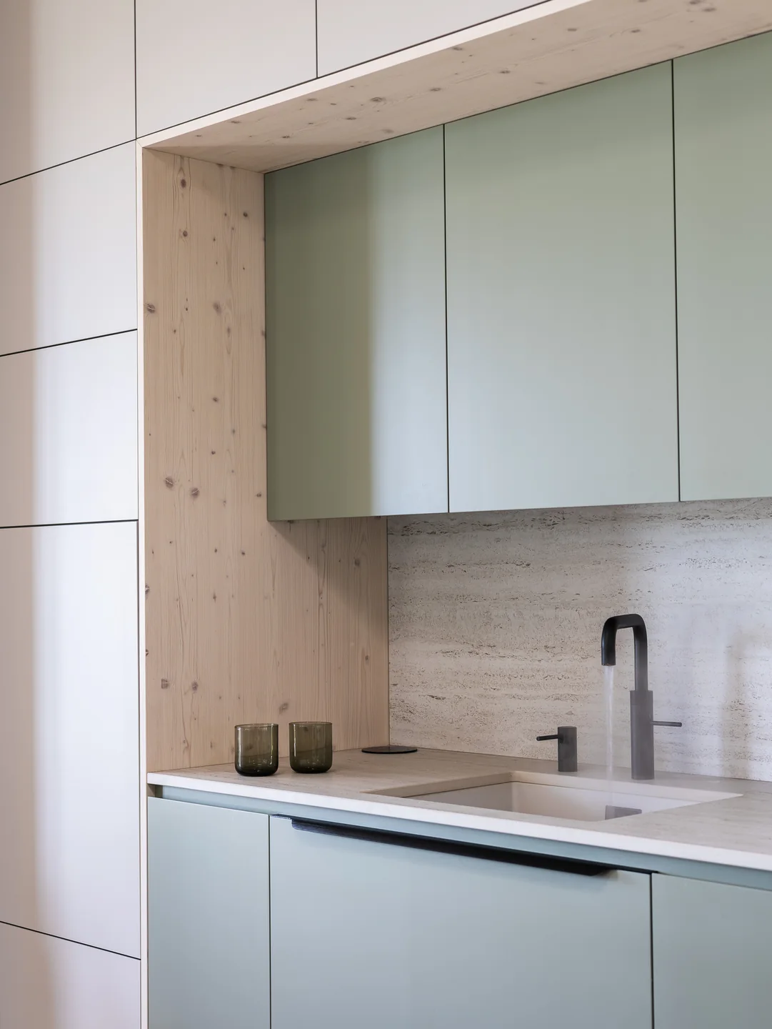 Salbeigrüne Showroom-Küche mit Holzdetails